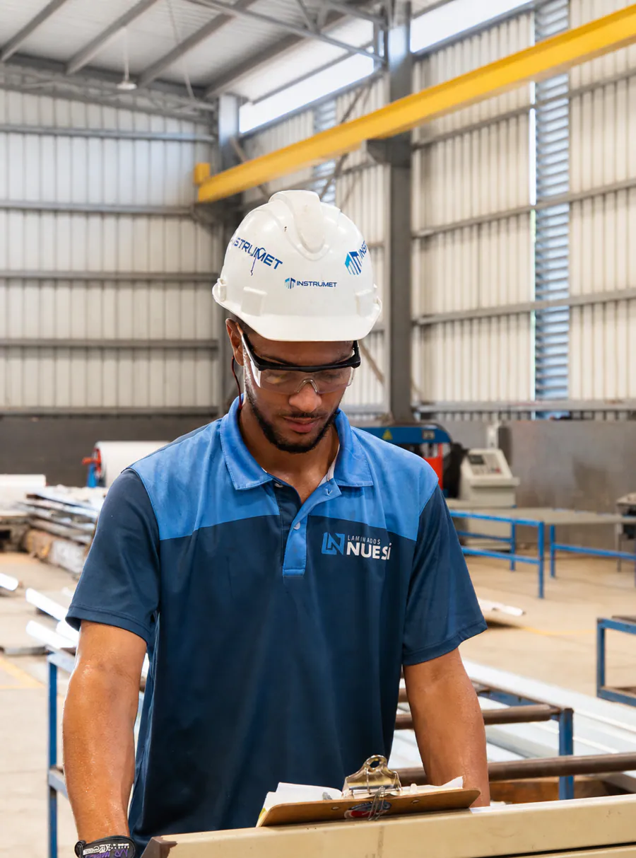 Colaborador de Laminados NUESÍ realizando control de producción en planta