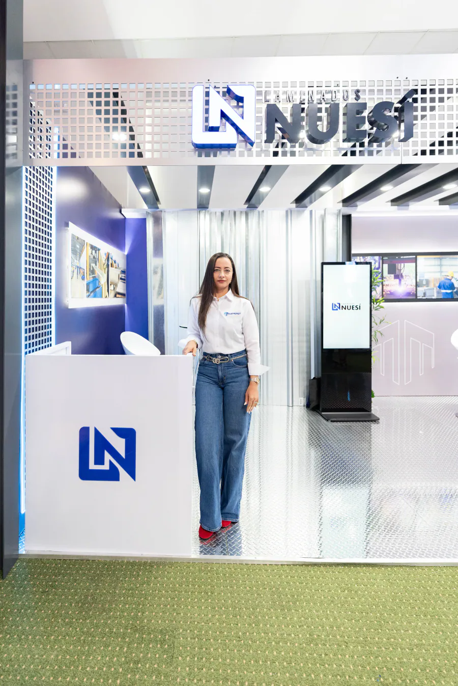 Representante de Laminados NUESÍ en el espacio de exhibición de la empresa