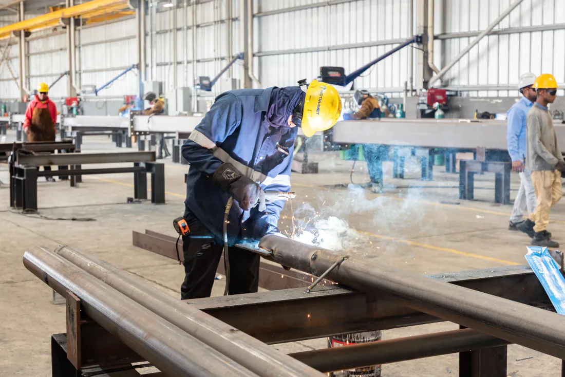 Trabajo especializado de soldadura dentro del entorno industrial